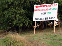 Schilder protestieren gegen die Odenwald-Transversale
