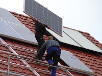 Photovoltaikzellen kommen auf das Dach