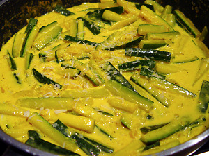 Safran-Zucchini in der Pfanne