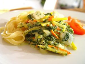 Sahne-Spinal mit Julienne-Gemüse