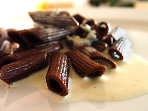 Cacaonudeln mit Gorgonzola-Senfsoße