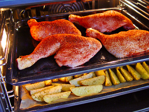 Chili-Hähnchenkeulen mit Orangensenf und Kartoffelspalten Zubereitung