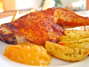 Chili-Hähnchenkeulen mit Orangensenf und Kartoffelspalten