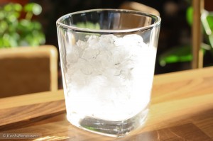 Ingwersaft mit und ohne Schuss - leeres Glas mit gestossenem Eis